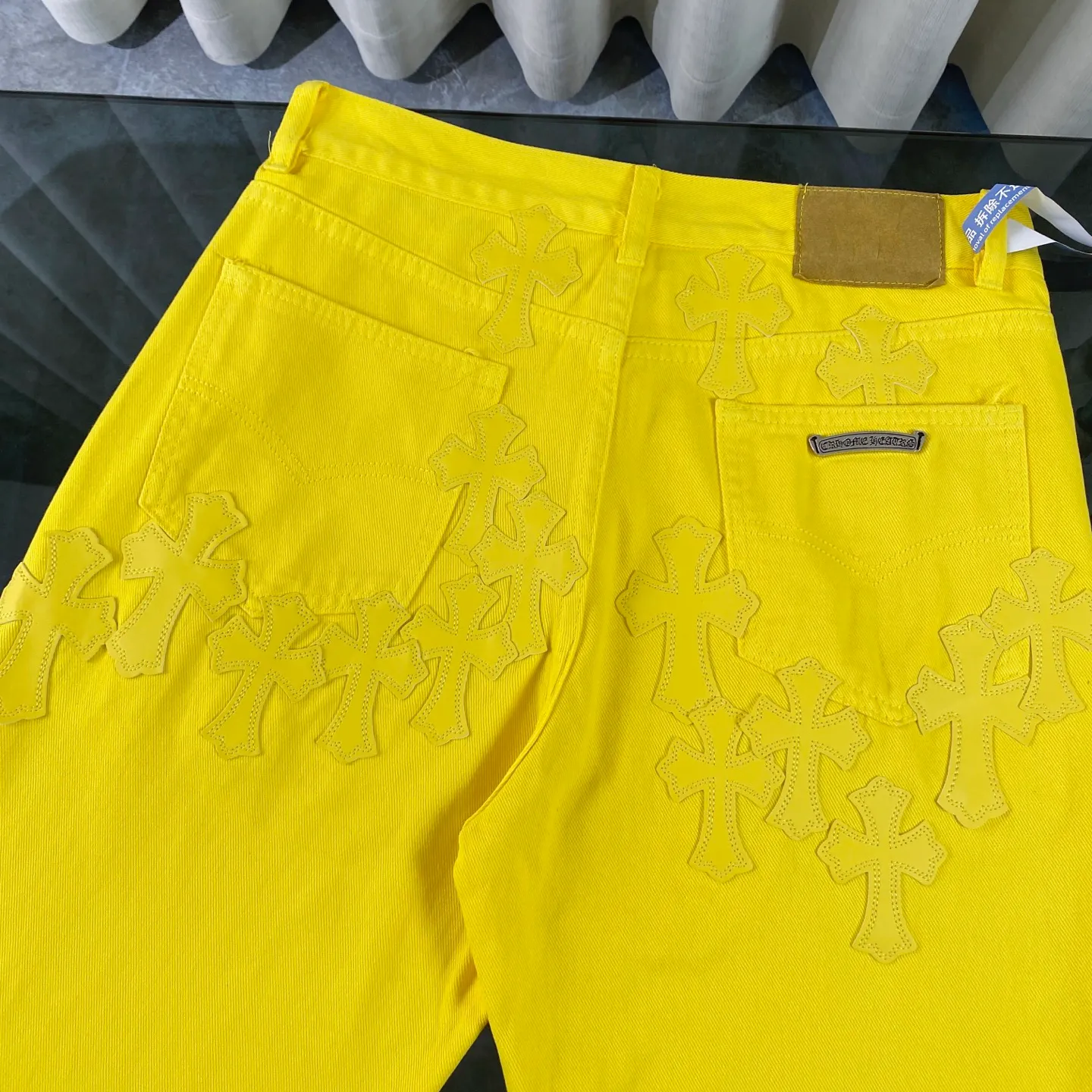 P270 CH Chromehearts 2025 new Paris-limited yellow large cross jeans, top ceiling quality, styles with different wash textures, very friendly to people with thin legs and thick legs, the straight and loose version is very flattering to the leg shape, the moderate length that never goes out of style, easy and casual to match, the basic style of various styles, a must-have in the wardrobe! The fabric is stiff but also makes the upper body soft without losing texture. The washing process is even more perfect. It is a must-have item for everyone! ! ! Washed wheat, hang tag, pants label, three complete labels, color: yellow, size: 28, 30, 32, 34